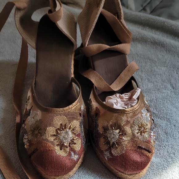 Embroidered Floral Espadrille Wedges Worn Once. - Picture 1 of 3